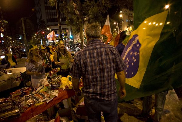 图文：巴西粉丝钟情足球 琳琅满目的球迷商品