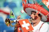 图文：小组赛西班牙VS瑞士 瑞士球迷吹喇叭