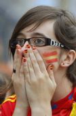 幻灯：西班牙爆冷输瑞士 美女球迷满眼难以置信