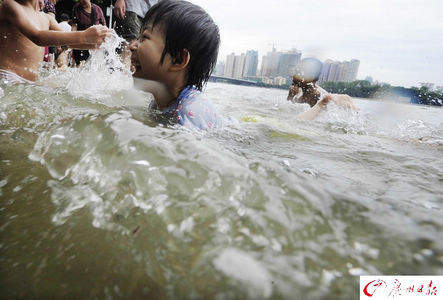 端午节浸龙舟水 小孩戏水玩得欢(组图)