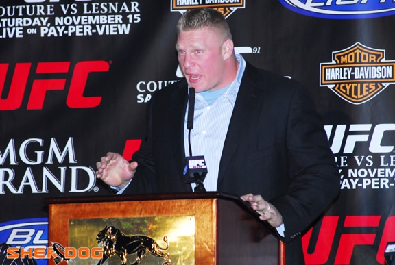 lesnar)迎接名将卡尔文(shane carwin)的挑战,这也是一场金腰带挑战赛