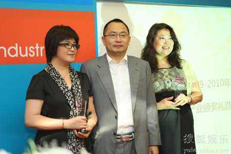 总经理杜扬（左）代表完美时空领奖