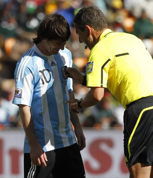 图文：阿根廷队大战韩国 裁判“教训”梅西