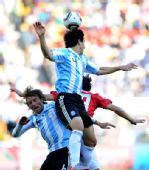 图文：阿根廷4-1战胜韩国 布尔迪索争顶头球