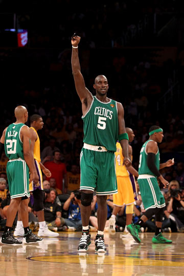 图文:[NBA]总决赛第七场 加内特高举手臂