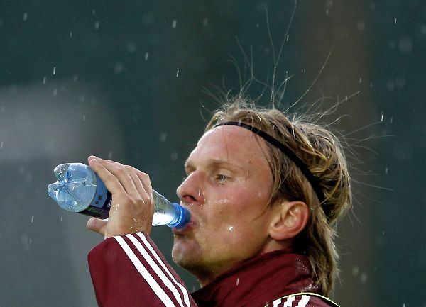 图文：丹麦队雨中备战次轮 鲍尔森喝水