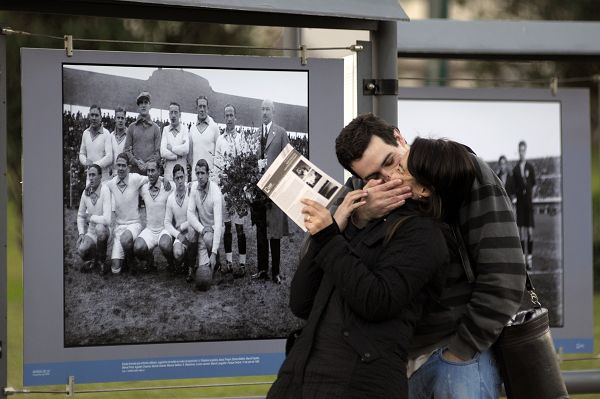 图文:乌拉圭街头的世界杯元素 情侣展牌前热吻