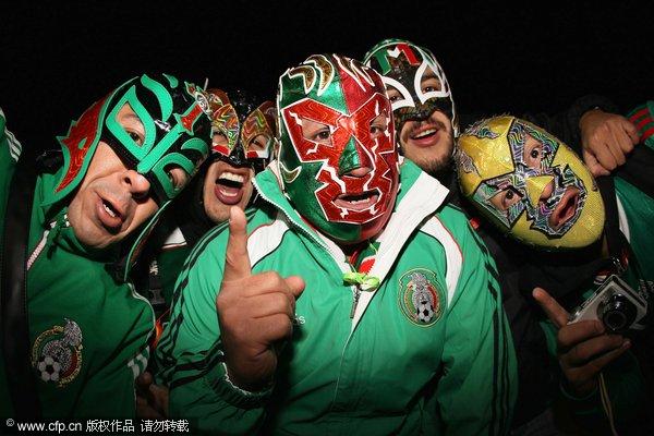 图文:球迷享足球盛宴 墨西哥彩绘脸谱