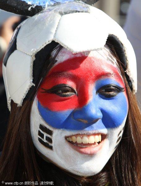 图文:球迷享足球盛宴 韩国美女的足球造型
