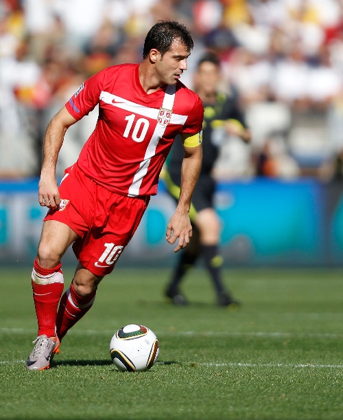 6月18日,塞尔维亚队球员德扬·斯坦科维奇在比赛中控球.