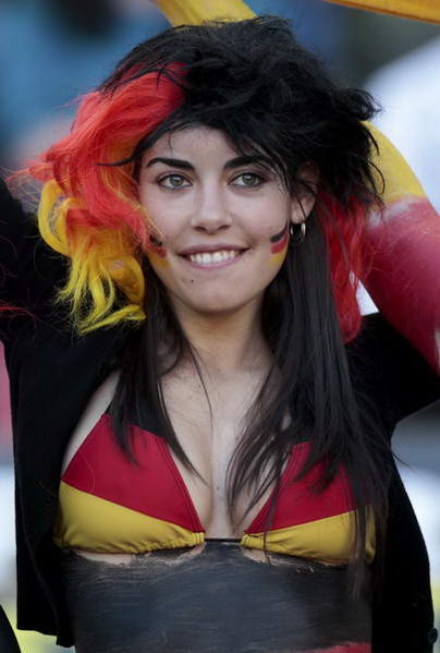 德国彩绘美女球迷身材火爆