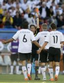 图文：德国0-1塞尔维亚 裁判亮红牌