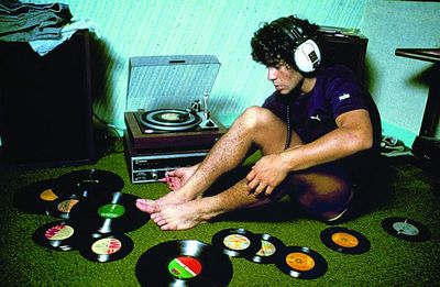 1980年，喜爱音乐的马拉多纳拥有一大堆唱片。