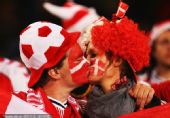 幻灯：喀麦隆VS丹麦球迷热盼比赛 看台激情热吻