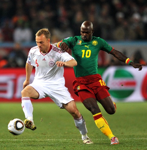 图文:小组赛喀麦隆VS丹麦 埃马纳紧逼对手