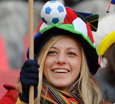 图文:世界杯各国美女球迷大赏 灿烂微笑