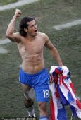 幻灯：巴拉圭队员裸身庆祝胜利 展示健硕身材