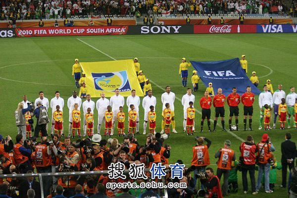 图文:梦舟明星足球队返京 比赛开场前-搜狐体育