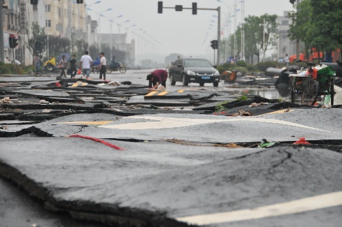组图:江西洪水让余江县城道路受损严重