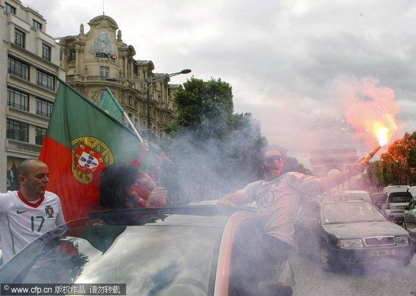 幻灯:葡萄牙狂胜朝鲜 葡萄牙人巴黎点烟雾庆祝