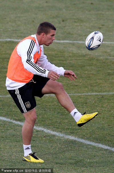 图文:德国队训练轻松备战 橄榄球也能踢