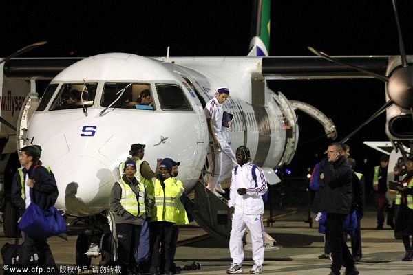 图文:法国队抵达布隆方丹机场 球员走下飞机