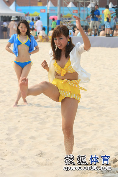 美女:风情沙滩节演非洲海洋比基尼美女秀足球员搜狐组图图片