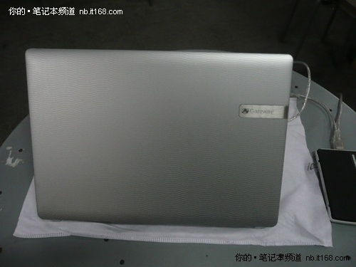 酷睿i3芯 奶牛新品银色NV49C售价4750