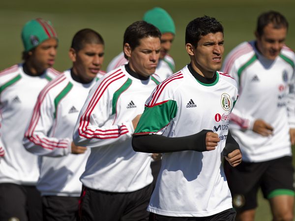 幻灯:墨西哥队积极备战 主教练阿吉雷心情不错