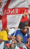 图文：斯洛文对阵尼亚英格兰球迷万象 挥舞国旗