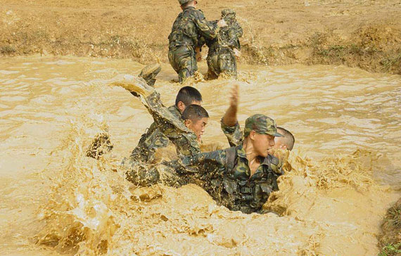 解放军士兵泥水中进行格斗训练.