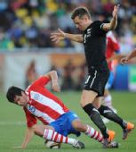 图文：巴拉圭对阵新西兰 卡塞雷斯在比赛中拼抢