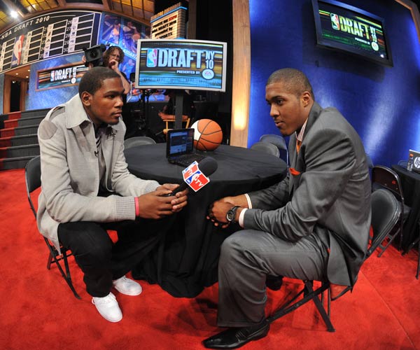 图文:[NBA]2010选秀 杜兰特采访费沃斯