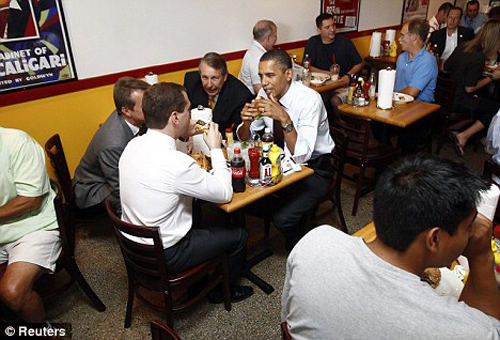 奥巴马带俄总统小店吃汉堡 顾客没理睬(图)