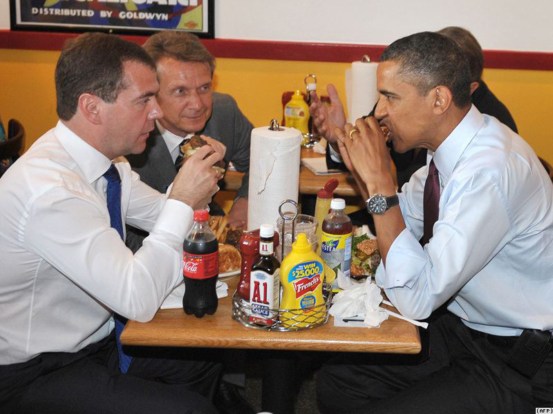 奥巴马和梅德韦杰夫在街边小店吃汉堡(组图)