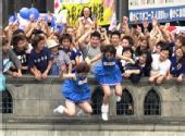 幻灯：日本举国庆祝球队晋级 疯狂球迷纵身跳河