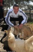 幻灯：德国队参观狮子园 波尔蒂王子笑容很阳光