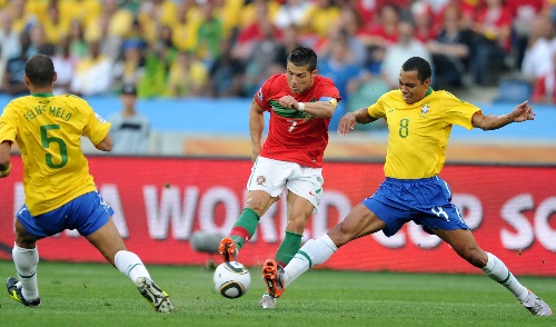 图文:巴西队迎战葡萄牙队 罗纳尔多比赛中远射