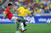 图文：巴西队迎战葡萄牙队 法比亚诺与佩佩拼抢
