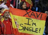 幻灯：西班牙女郎向哈维求爱 智利球迷呐喊求胜