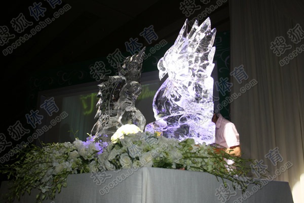 幻灯:国安队长徐云龙大婚 激吻新娘后满面甜蜜