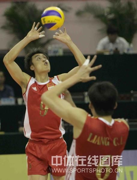 图文:中国男排1-3塞尔维亚 焦帅组织进攻