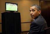 幻灯：奥巴马支持美国队 参加G20峰会不忘看球