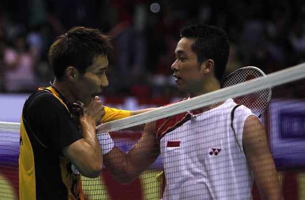 图文:2010印尼羽毛球超级赛 李宗伟陶菲克握手