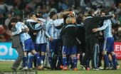 幻灯：阿根廷庆祝淘汰墨西哥晋级 老马拥抱梅西