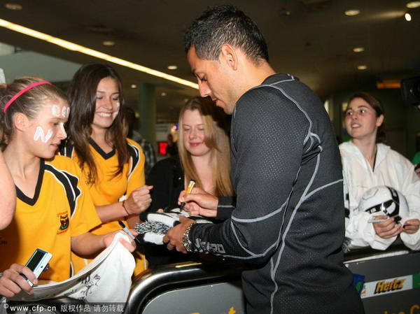 图文：新西兰球员返奥克兰 贝图斯为女球迷签名