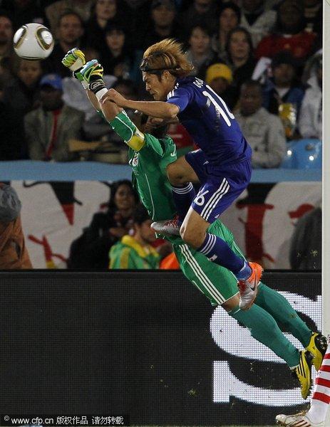 幻灯:巴拉圭VS日本 大久保嘉人飞踹对方守门员