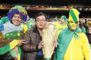 巴西队晋级球迷不激动 智利队回家粉丝却很骄