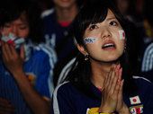 高清图：点球大战日本被淘汰 美女球迷悲伤哭泣