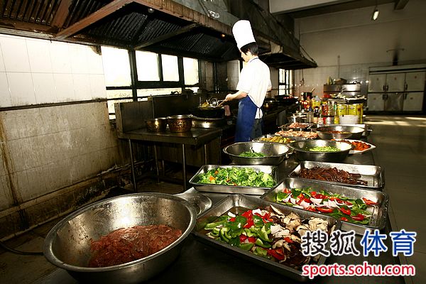 图文:[中超]揭秘河南建业食堂 厨师在炒菜